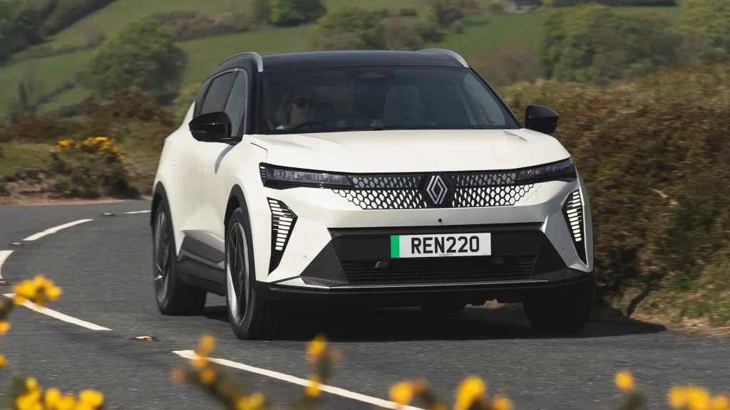 35-renault-scenic-2024-front-driving