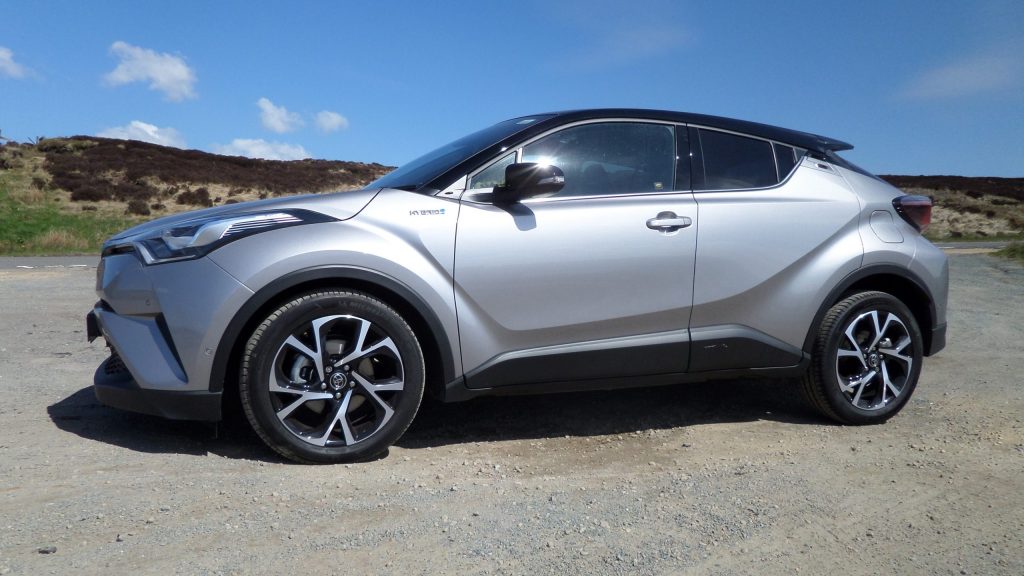 Sculpted-flanks-look-good-in-the-sun.-Note-rear-door-handles-scaled