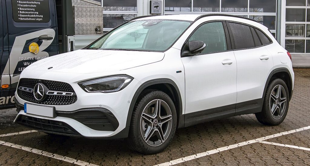 Mercedes-Benz_GLA_250_e_AMG_Line_(H_247)_–_f_11042021_(exposure_adjusted)